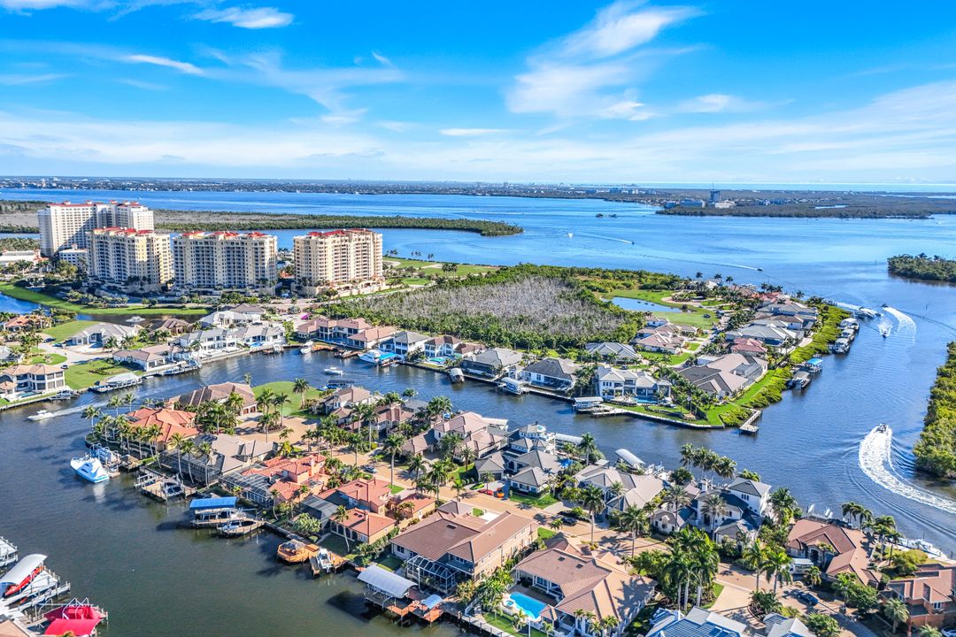 1518 Hermitage Ln, Cape Coral, FL 33914