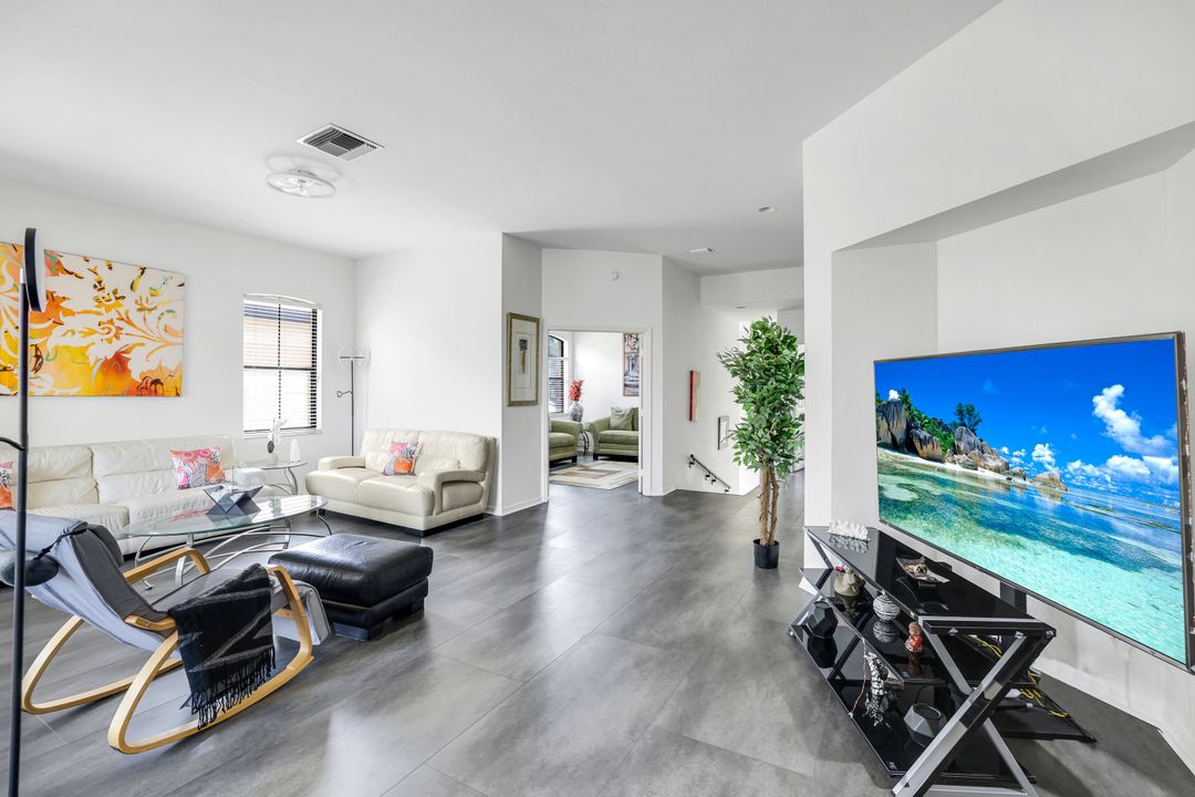 178 Vintage Cir # M-202, Naples, FL 34119