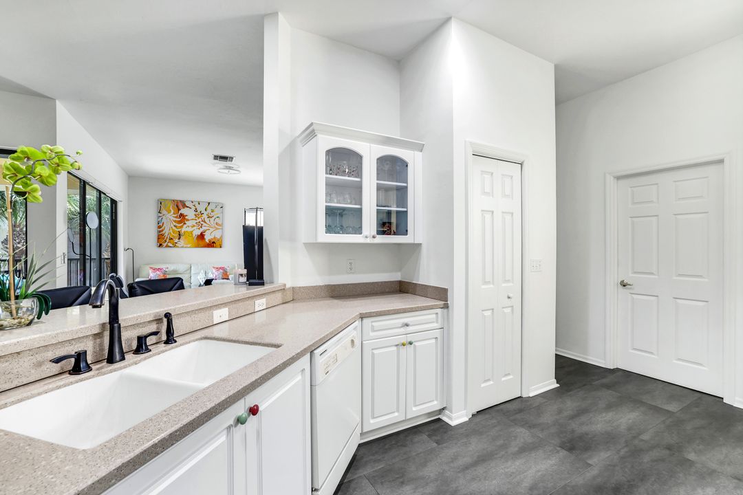 178 Vintage Cir # M-202, Naples, FL 34119