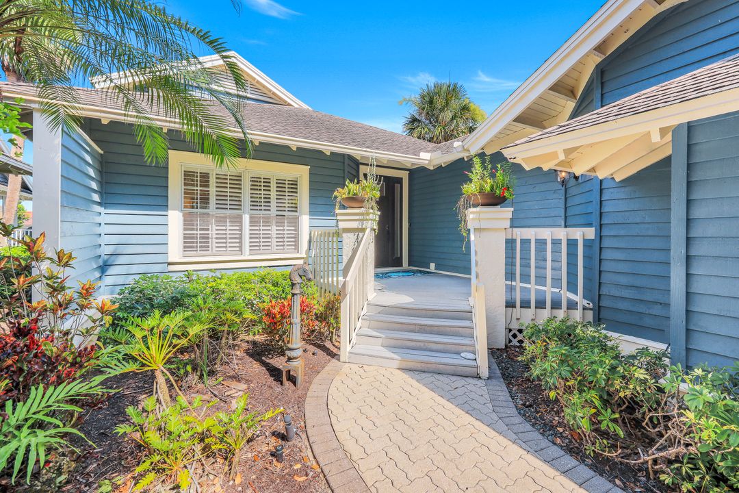 18 Golf Cottage Dr, Naples, FL 34105