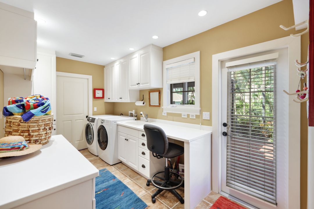 263 10th Ave S, Naples, FL 34102
