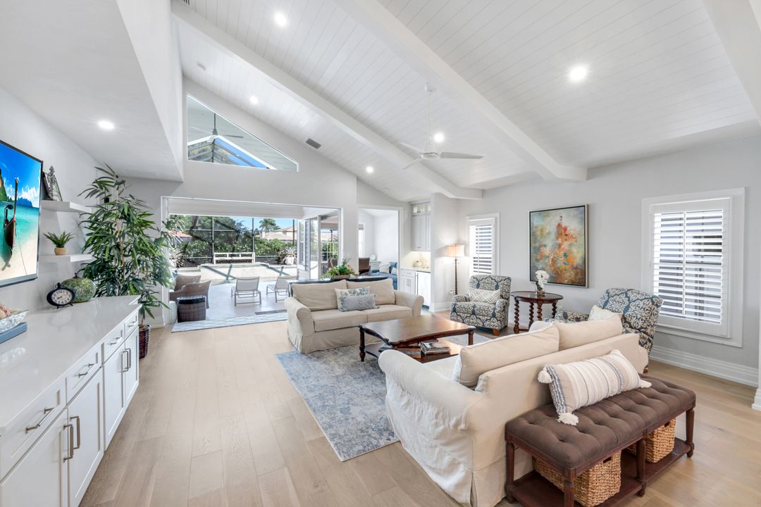 18 Golf Cottage Dr, Naples, FL 34105