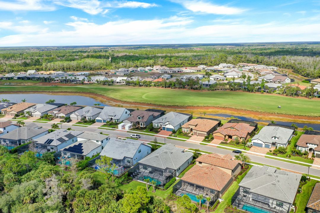 9483 Greyhawk Trl, Naples, FL 34120
