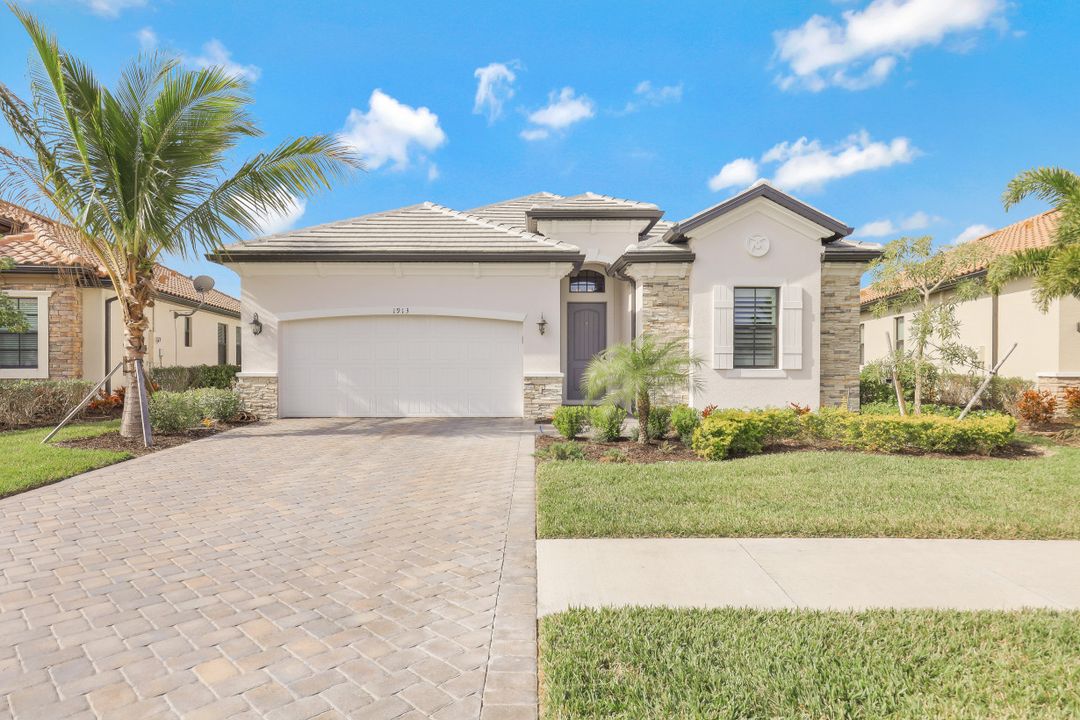 1913 Mustique St, Naples, FL 34120