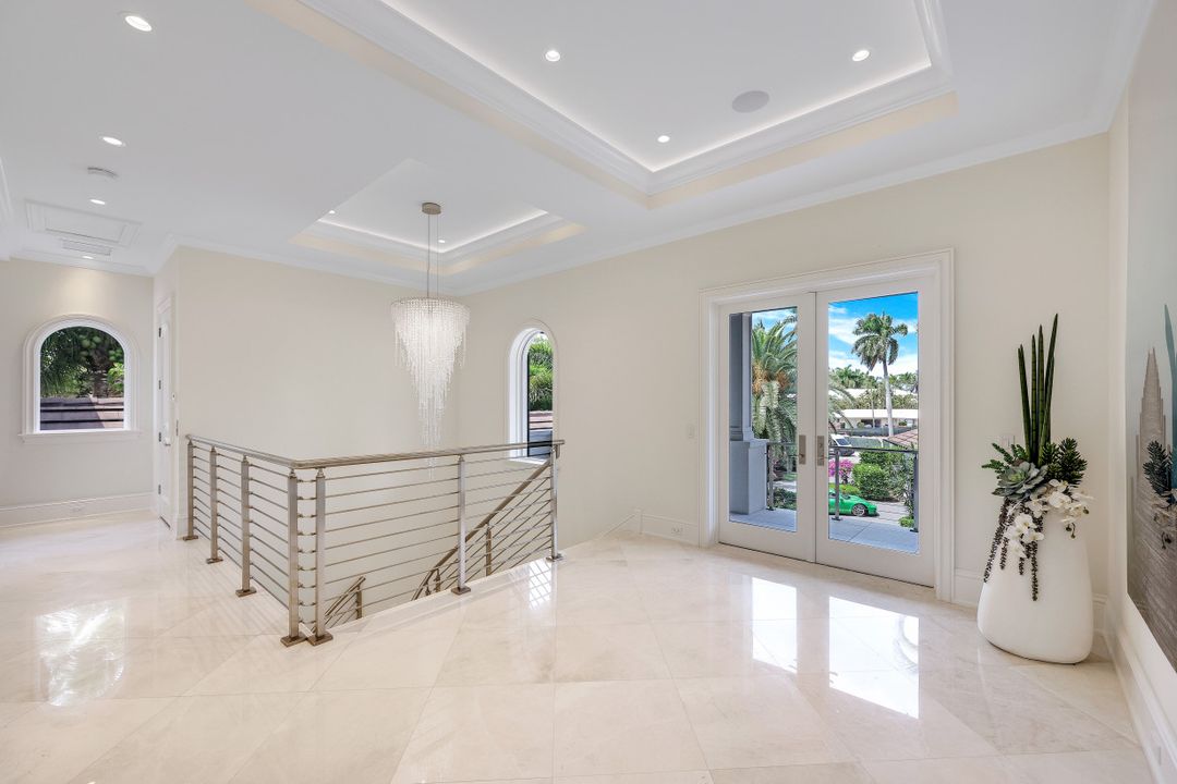 970 Aqua Cir, Naples, FL 34102