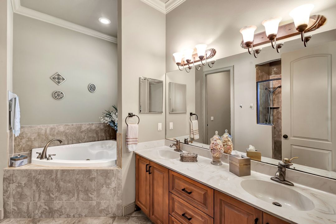 4000 Stonesthrow Ct, Naples, FL 34109