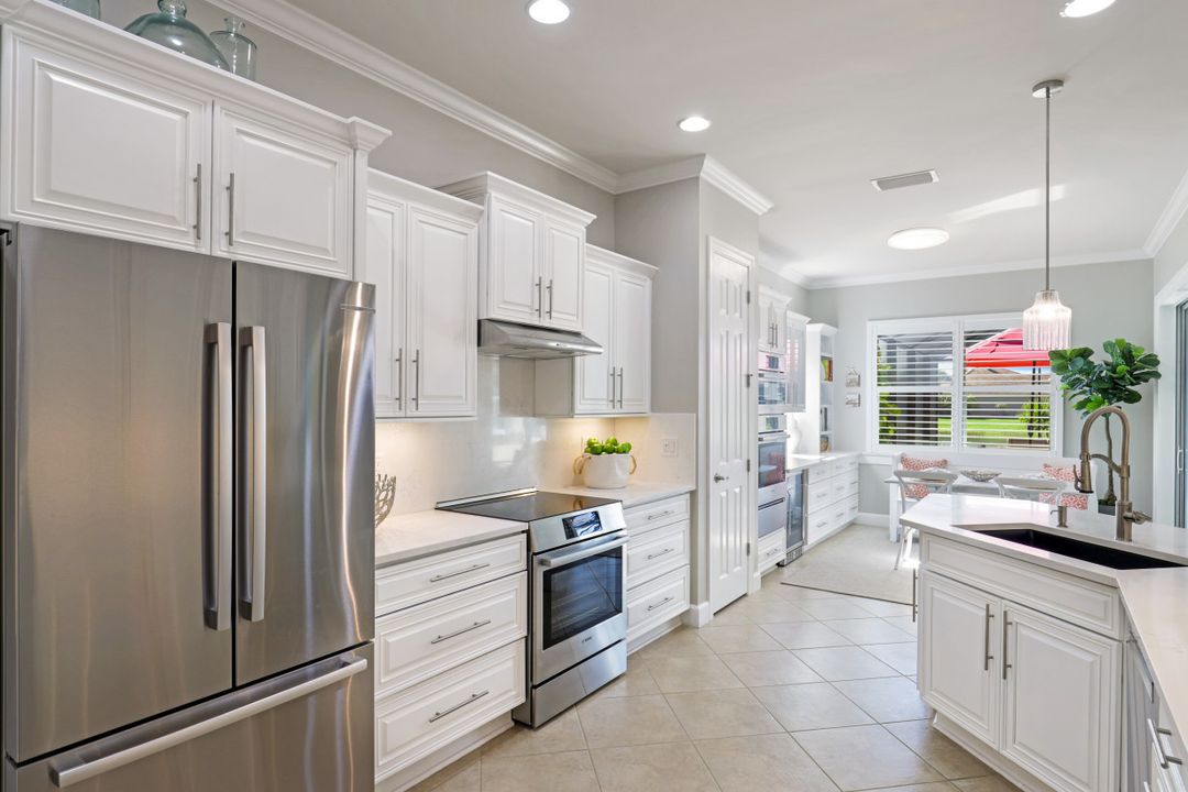 9423 Quarry Dr, Naples, FL 34120