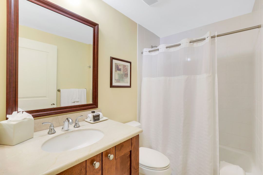 1025 Sandpiper St #E-203, Naples, FL 34102