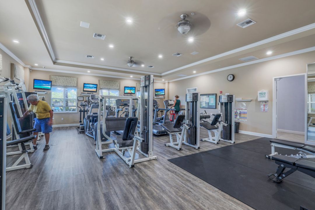 1916 Tarpon Bay Dr N, Naples, FL 34119