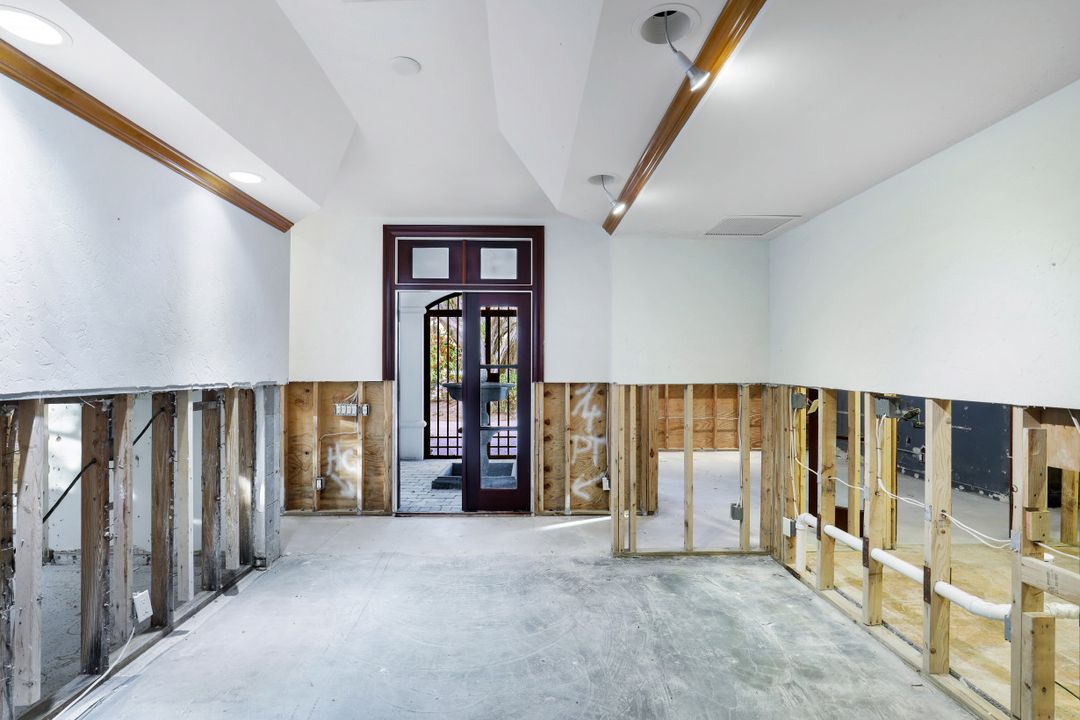 140 2nd Ave S, Naples, FL 34102