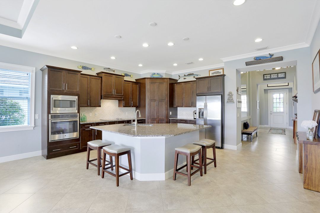 6462 Warwick Ave, Naples, FL 34113