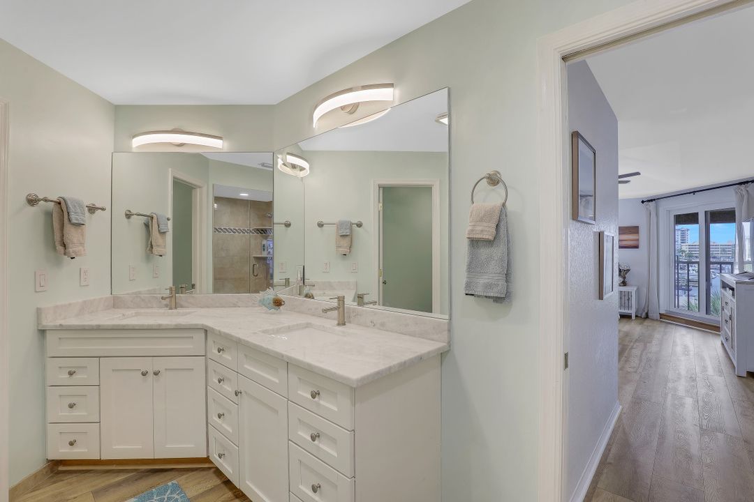 9101 Vanderbilt Dr #1-302, Naples, FL 34108