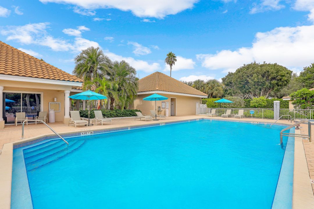 8453 Abbington Cir #821, Naples, FL 34108
