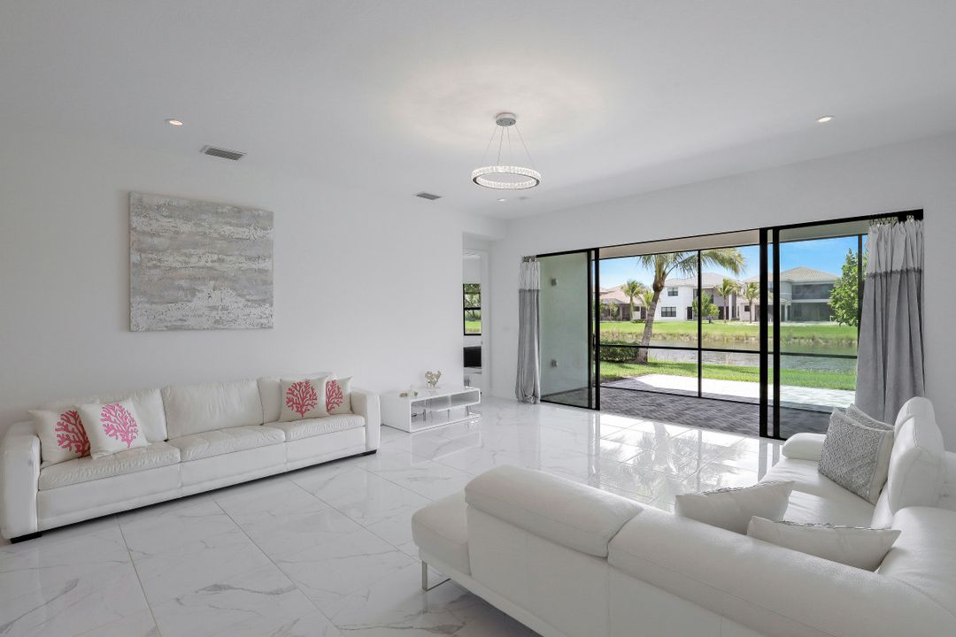 4488 Aurora St, Naples, FL 34119