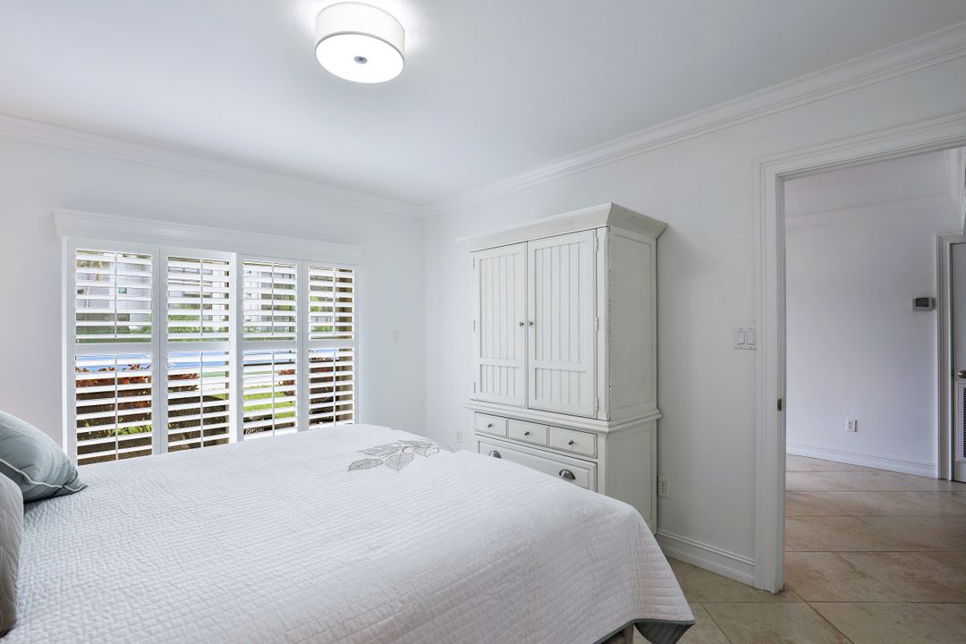 788 Park Shore Dr #H13, Naples, FL 34103