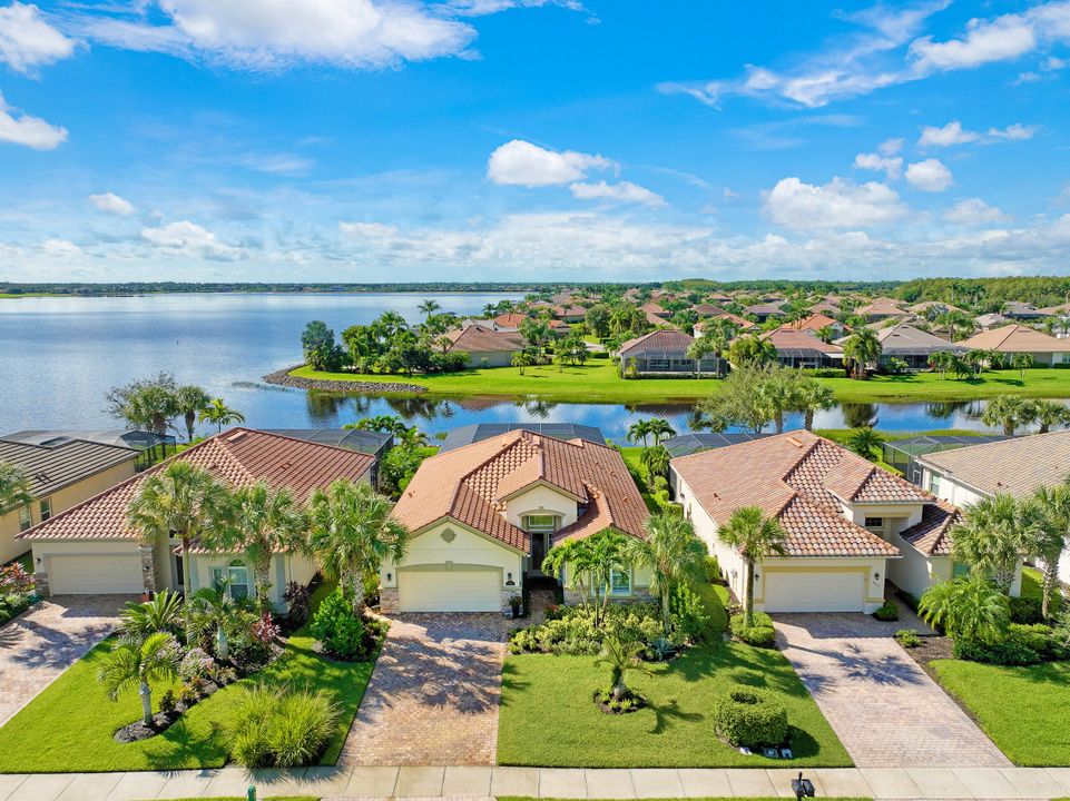 9423 Quarry Dr, Naples, FL 34120