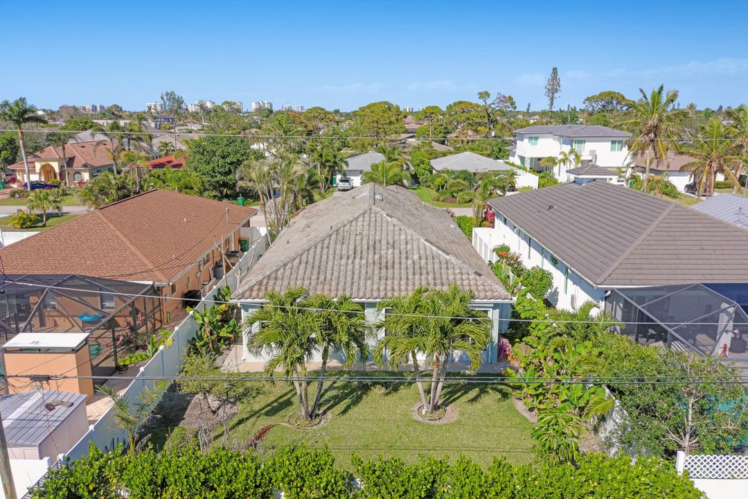 586 93rd Ave N, Naples, FL 34108