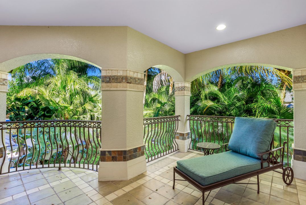 33 3rd St S, Naples, FL 34102