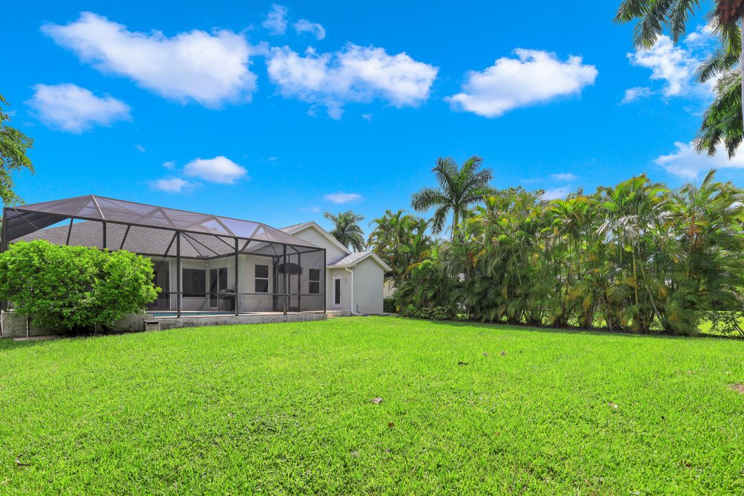 997 Aqua Ln, Fort Myers, FL 33919