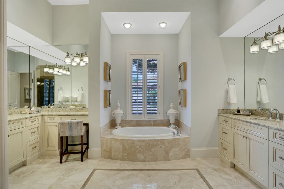 2086 Torino Way, Naples, FL 34105