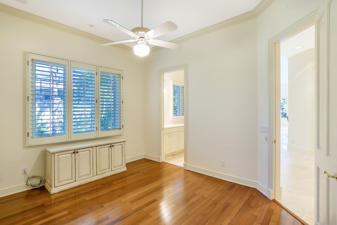 969 Barcarmil Way, Naples, FL 34110