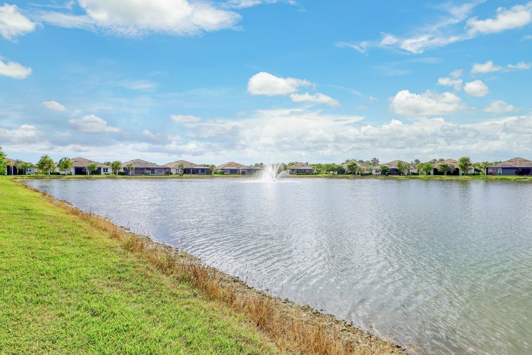 14708 Edgewater Cir, Naples, FL 34114