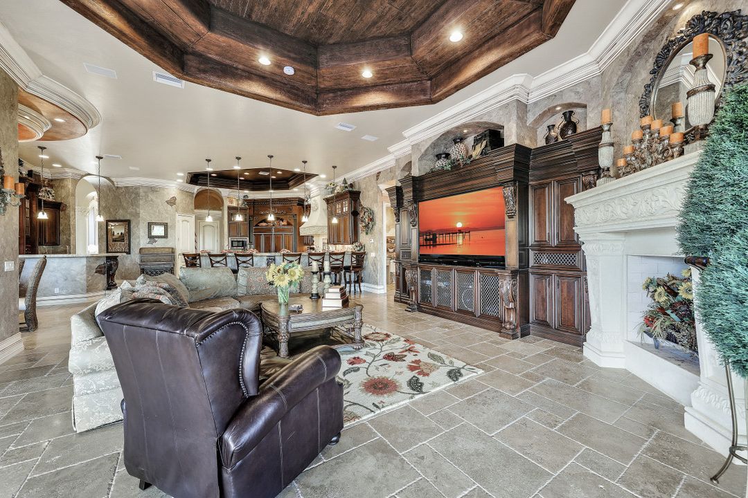 6411 Highcroft Dr, Naples, FL 34119