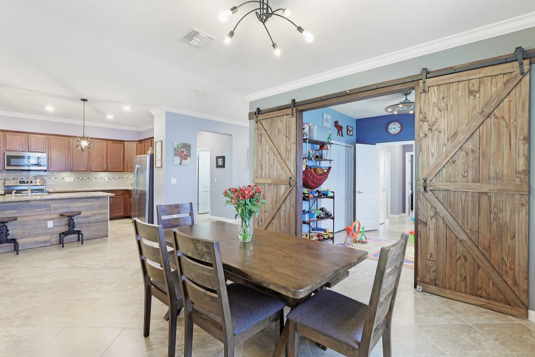 9231 Shadow Oak Ln, Naples, FL 34120