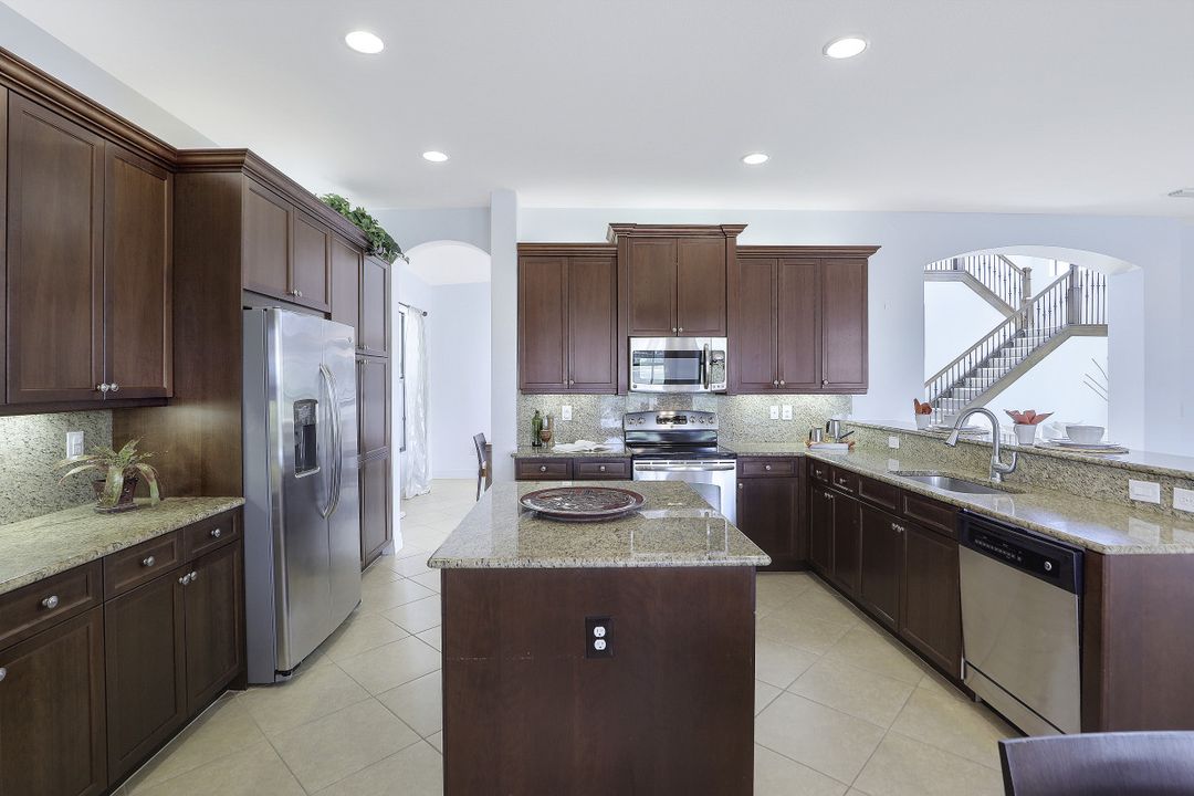 3718 Pleasant Springs Dr, Naples, FL 34119