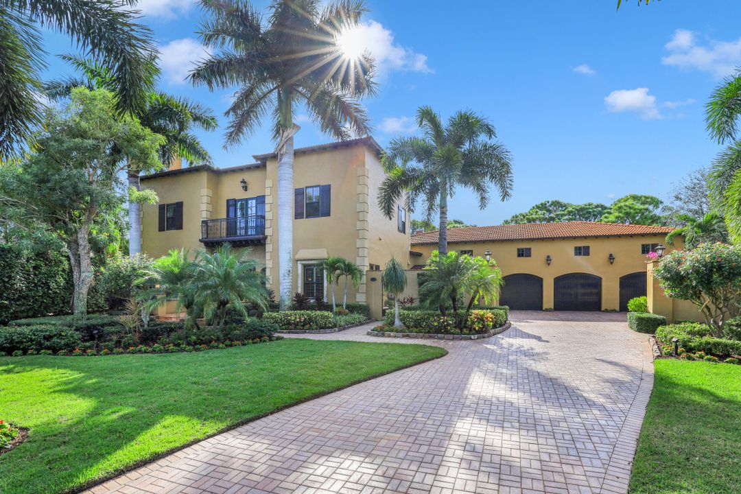353 Chancery Cir, Naples, FL 34110