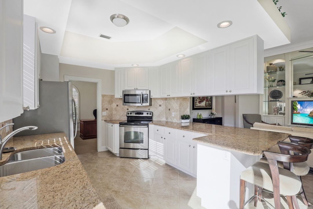 5500 Freeport Ln, Naples, FL 34119