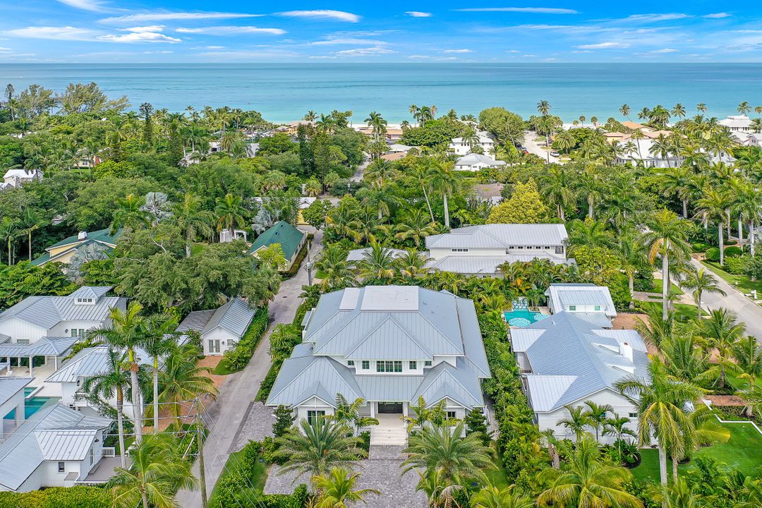 1040 2nd St S, Naples, FL 34102