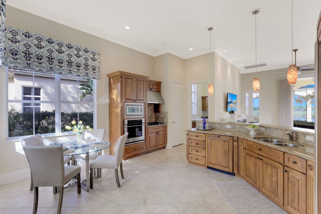 8560 Bellagio Dr, Naples, FL 34114