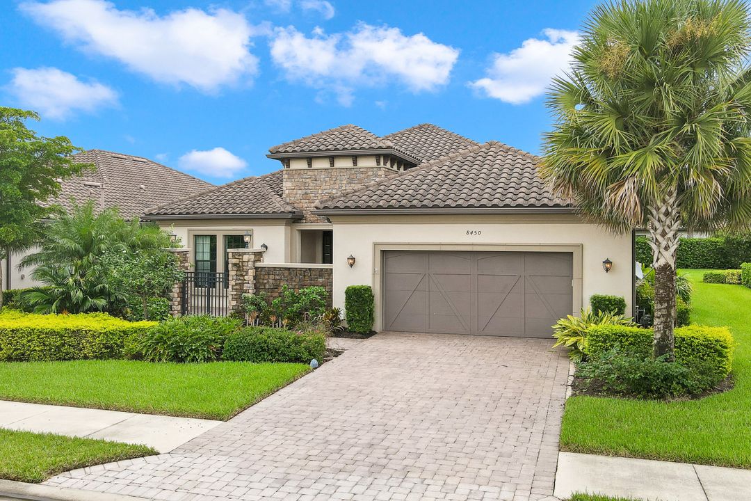 8450 Palacio Terrace W, Naples, FL 34114