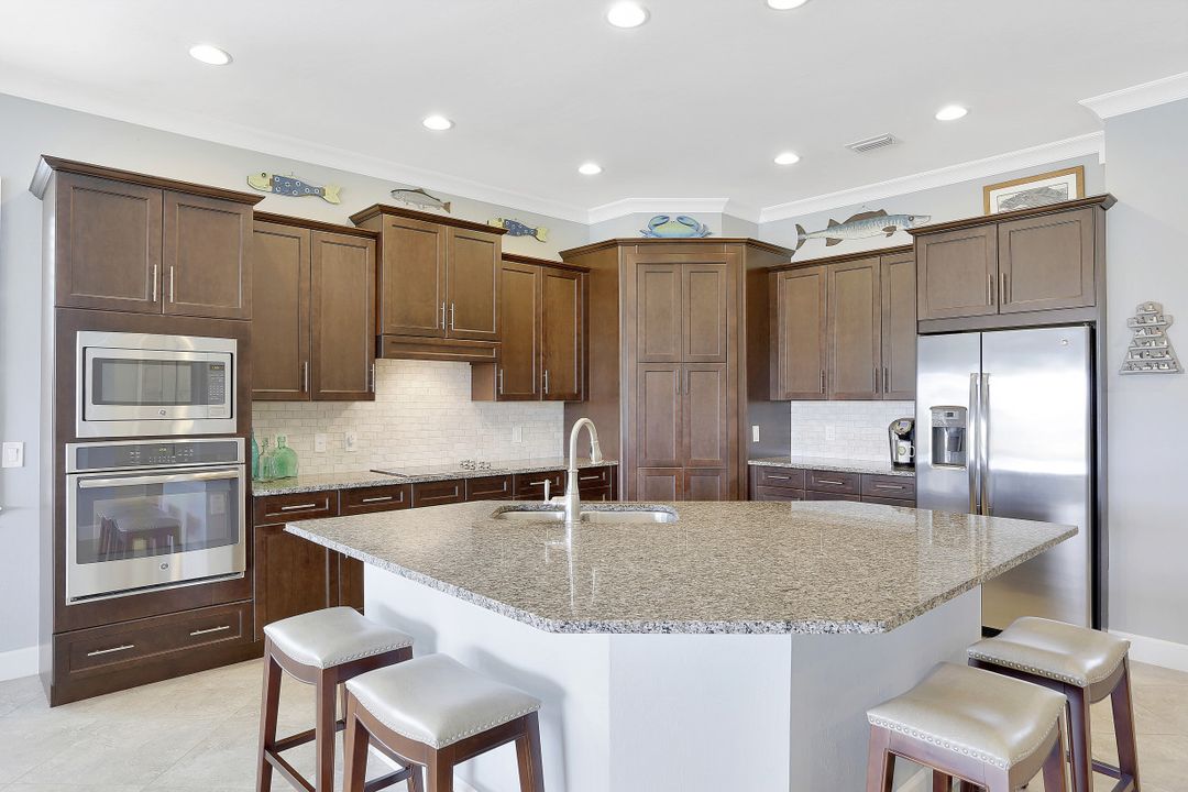 6462 Warwick Ave, Naples, FL 34113