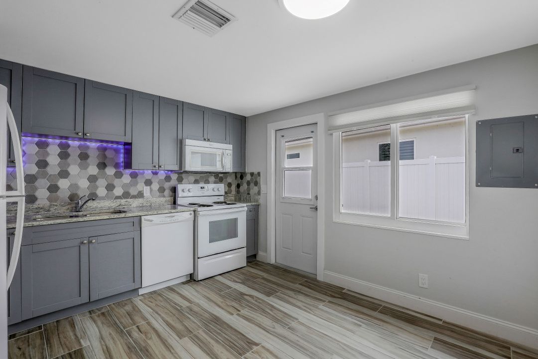 549 94th Ave N, Naples, FL 34108