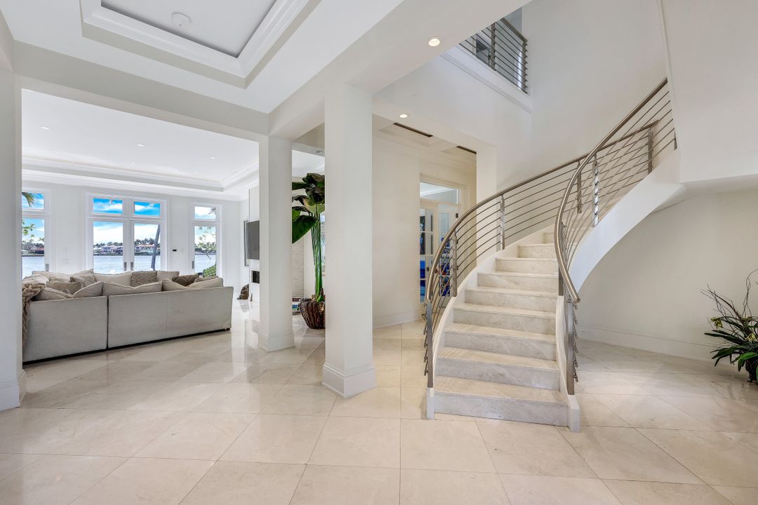 970 Aqua Cir, Naples, FL 34102