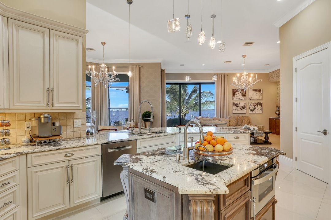 3944 W Riverside Dr, Fort Myers, FL 33901
