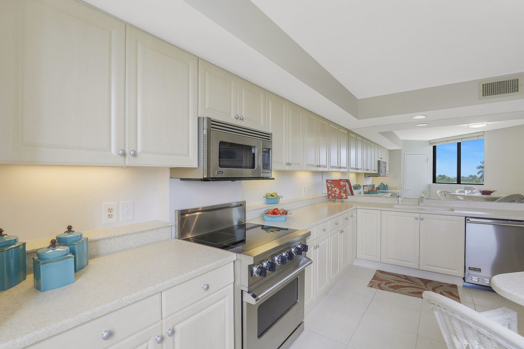 5555 Heron Point Dr #402, Naples, FL 34108