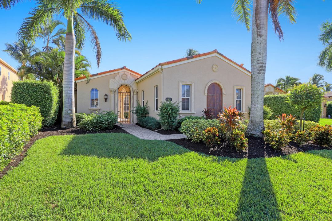 8516 Bellagio Dr, Naples, FL 34114