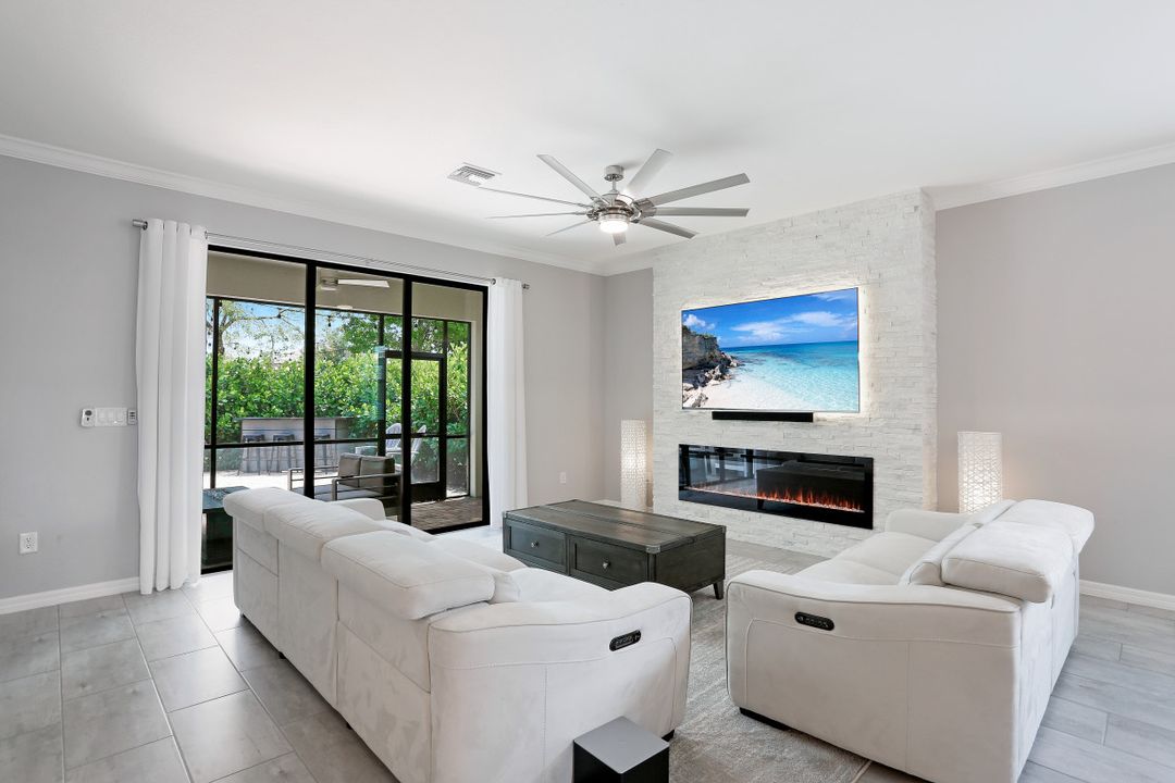 9385 Glenforest Dr, Naples, FL 34120