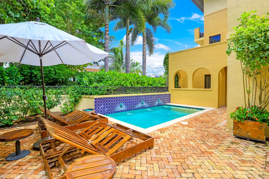 270 5th Ave S #H-2, Naples, FL 34102