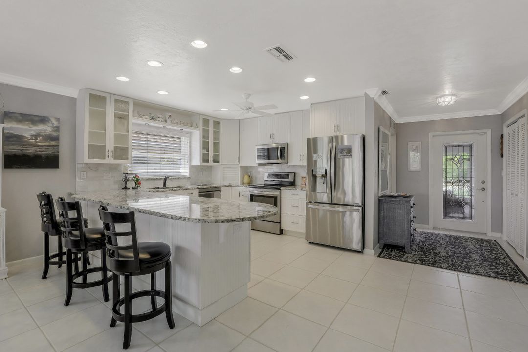 562 100th Ave N, Naples, FL 34108