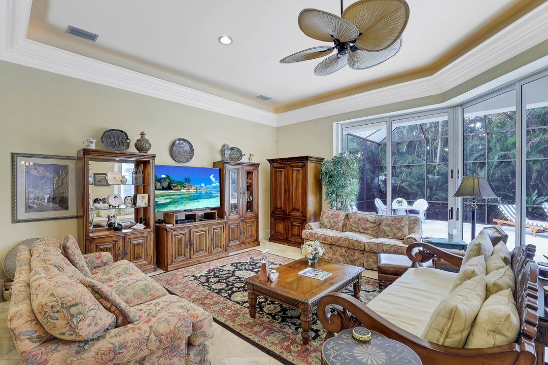 660 Riviera Dr, Naples, FL 34103