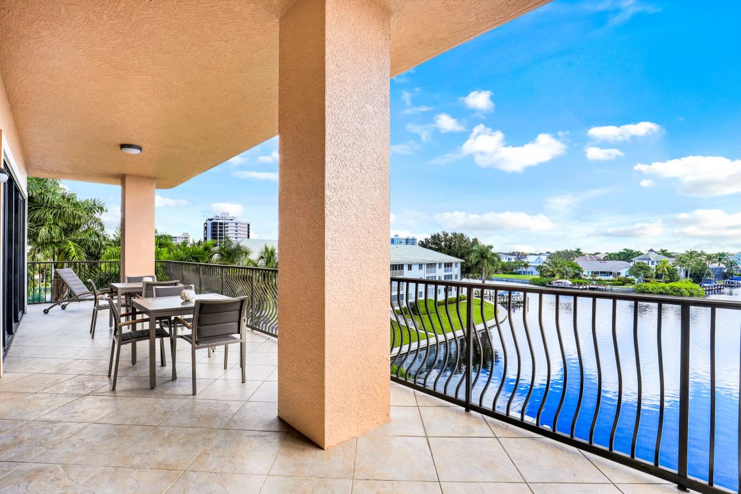 10620 Gulf Shore Dr #401, Naples, FL 34108