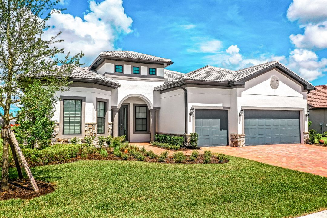 9765 Everglades Dr, Naples, FL 34120