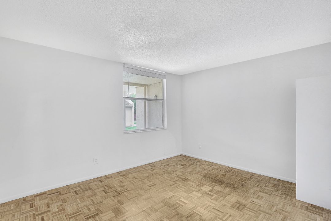 5959 Winkler Rd #105, Fort Myers, FL 33919