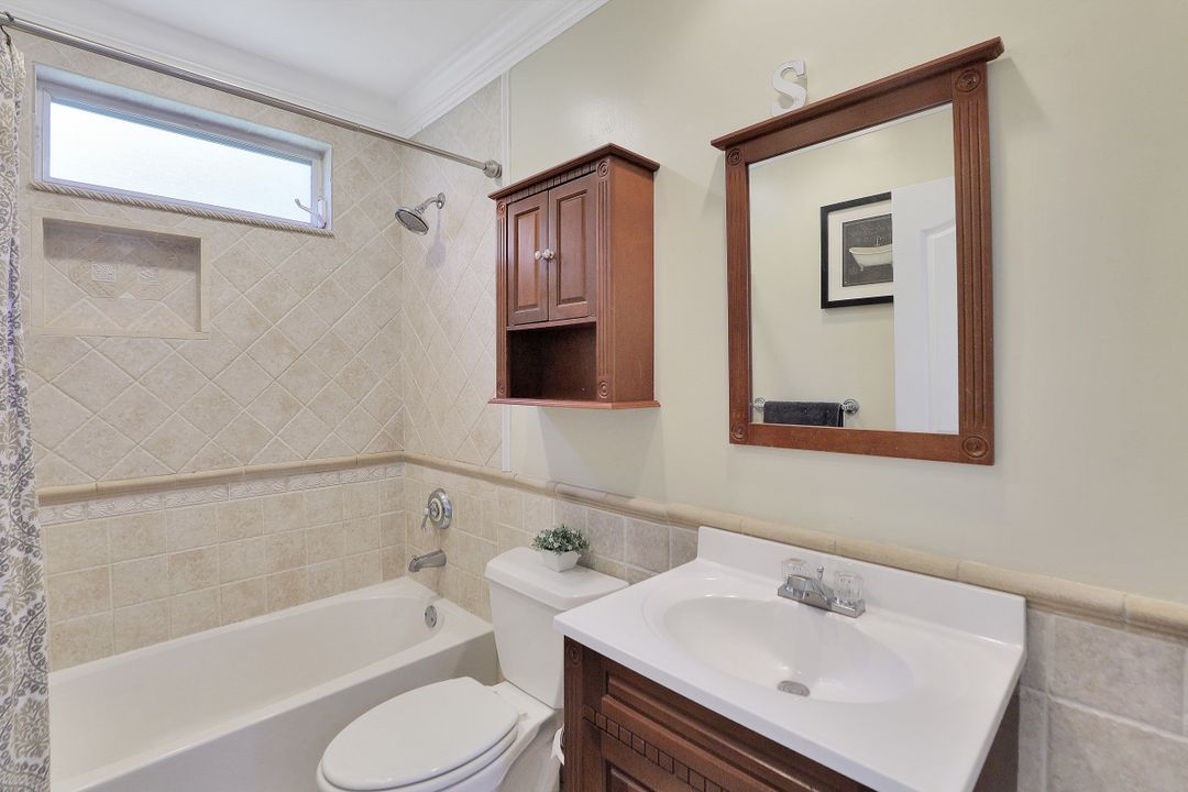 39 W Pelican St, Naples, FL 34113