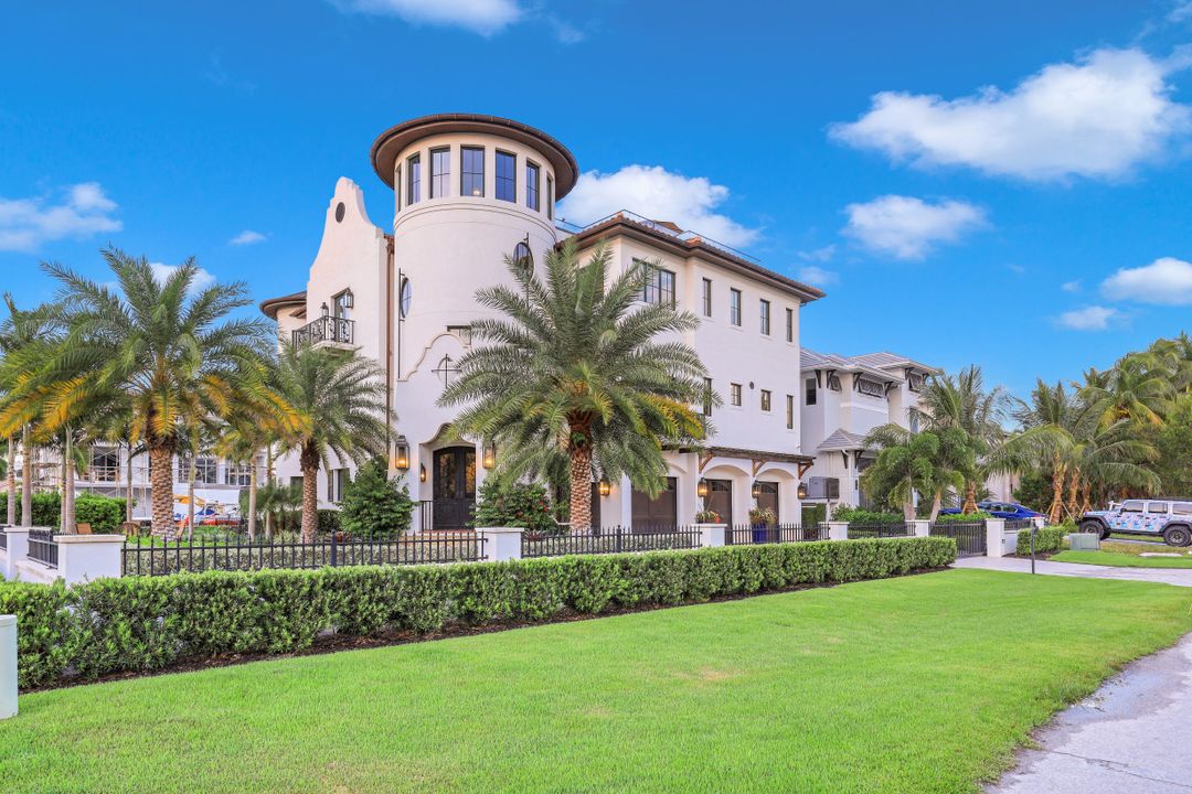 10080 Gulf Shore Dr, Naples, FL 34108