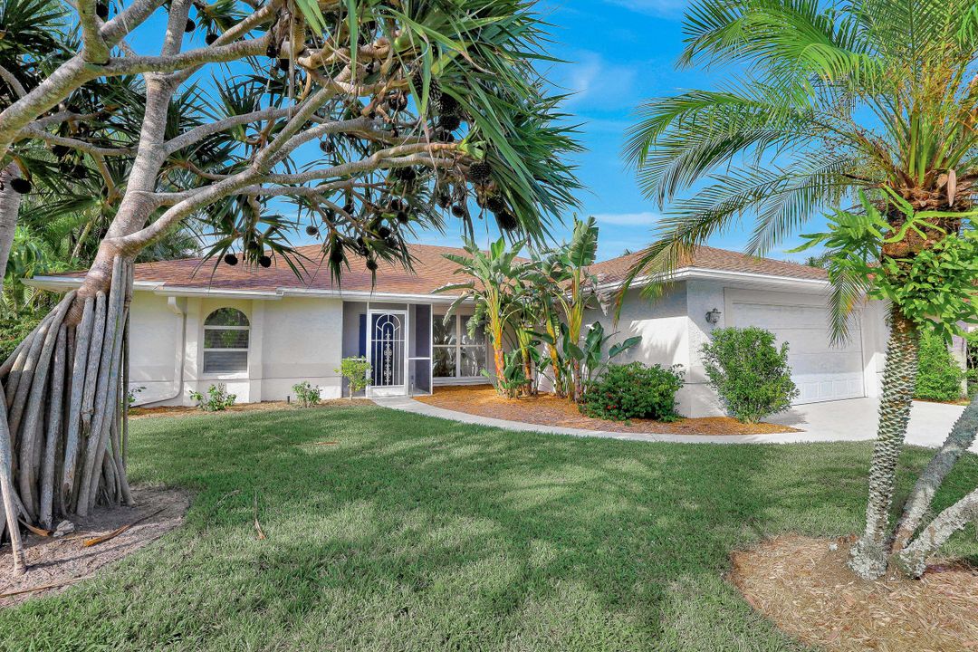 1010 Moon Lake Dr, Naples, FL 34104